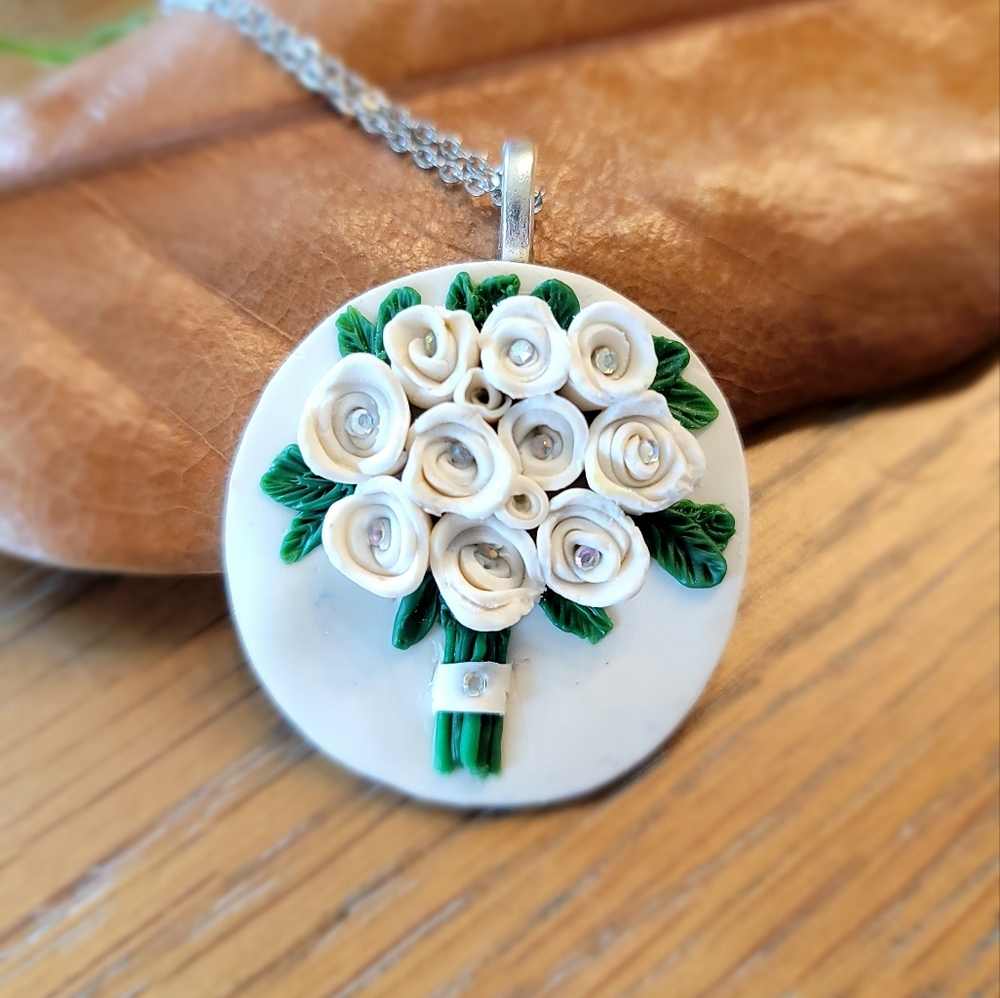 Handmade White roses bouquet pendant 🤍🤍🤍